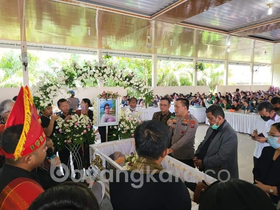 Kapolda Sumut Hadiri Pemakaman Ibunda Ketum GMKI Pusat.