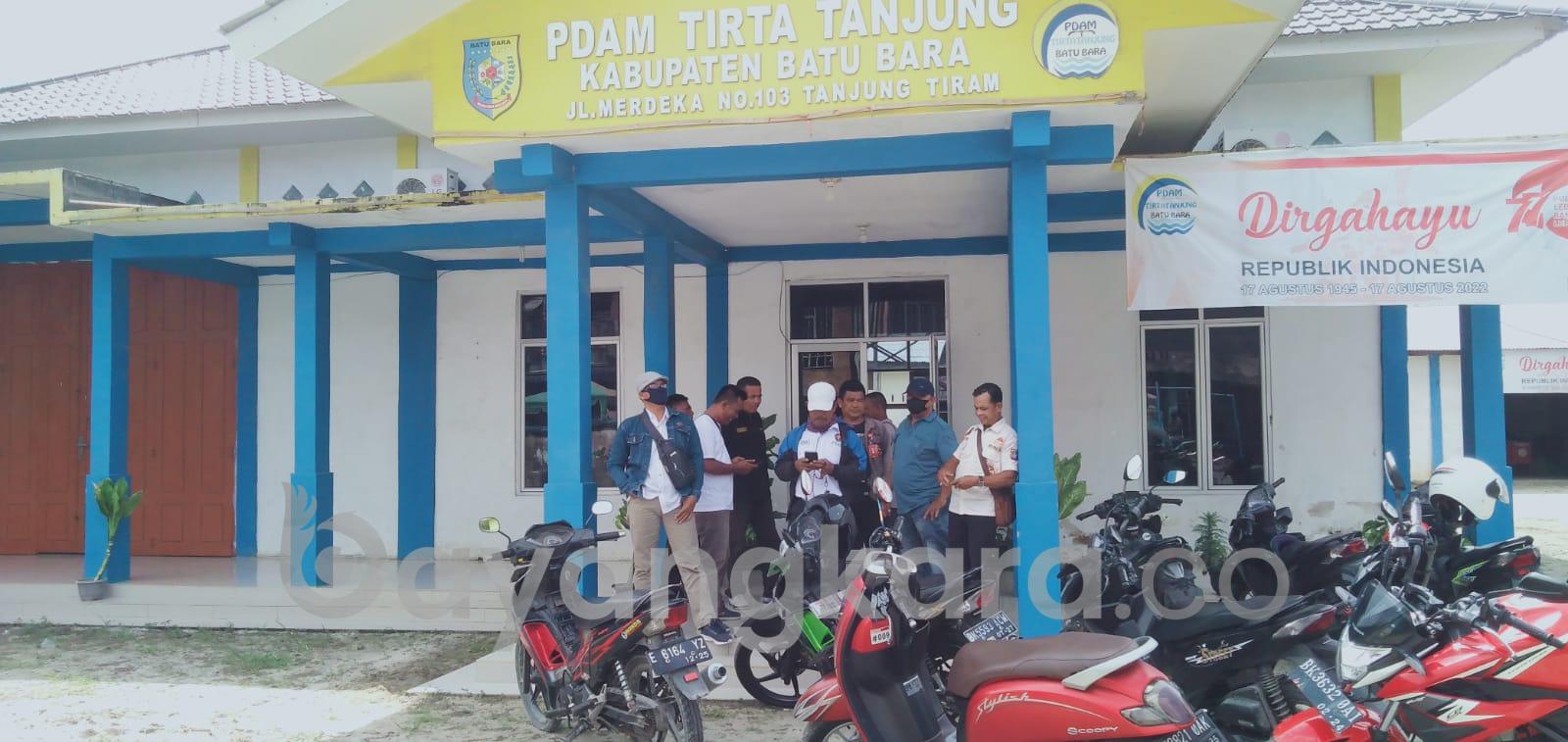 MASYRAKAT MENDESAK  KEPADA BUPATI  BATU BARA SEGERA COPOT DIRUT PDAM  DI ANGAP GAGAL MENGELOLA  BUMD (PDAM)