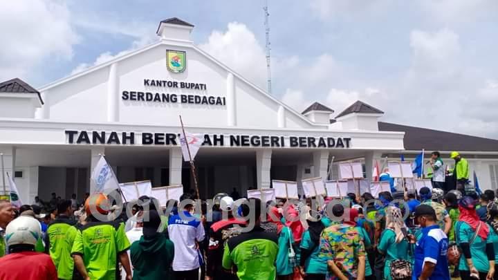Ratusan Buruh Demo di Kantor Bupati dan DPRD Sergai Minta Turunkan Harga BBM.