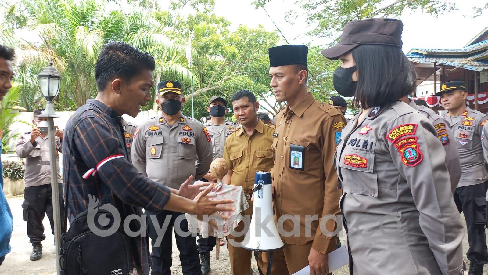 Dinilai Bungkam Terhadap Klarifikasi Anggaran, Pemda Batubara Hadiahi Patung Jelangkung Ke Plt Kadisdik Batubara