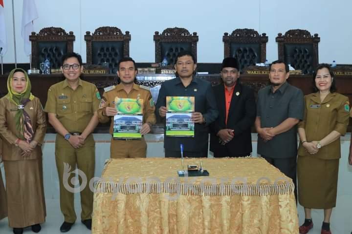 Setelah Ramai Interupsi,10 Ranperda Labura Akhirnya Disahkan Menjadi Perda