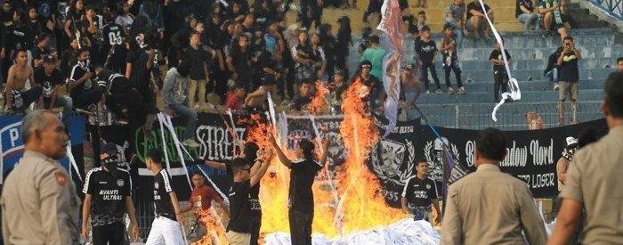 Tak Terima Dengan Kekalahan Suporter PSPS Riau Ricuh Bakar Bangku Stadion.