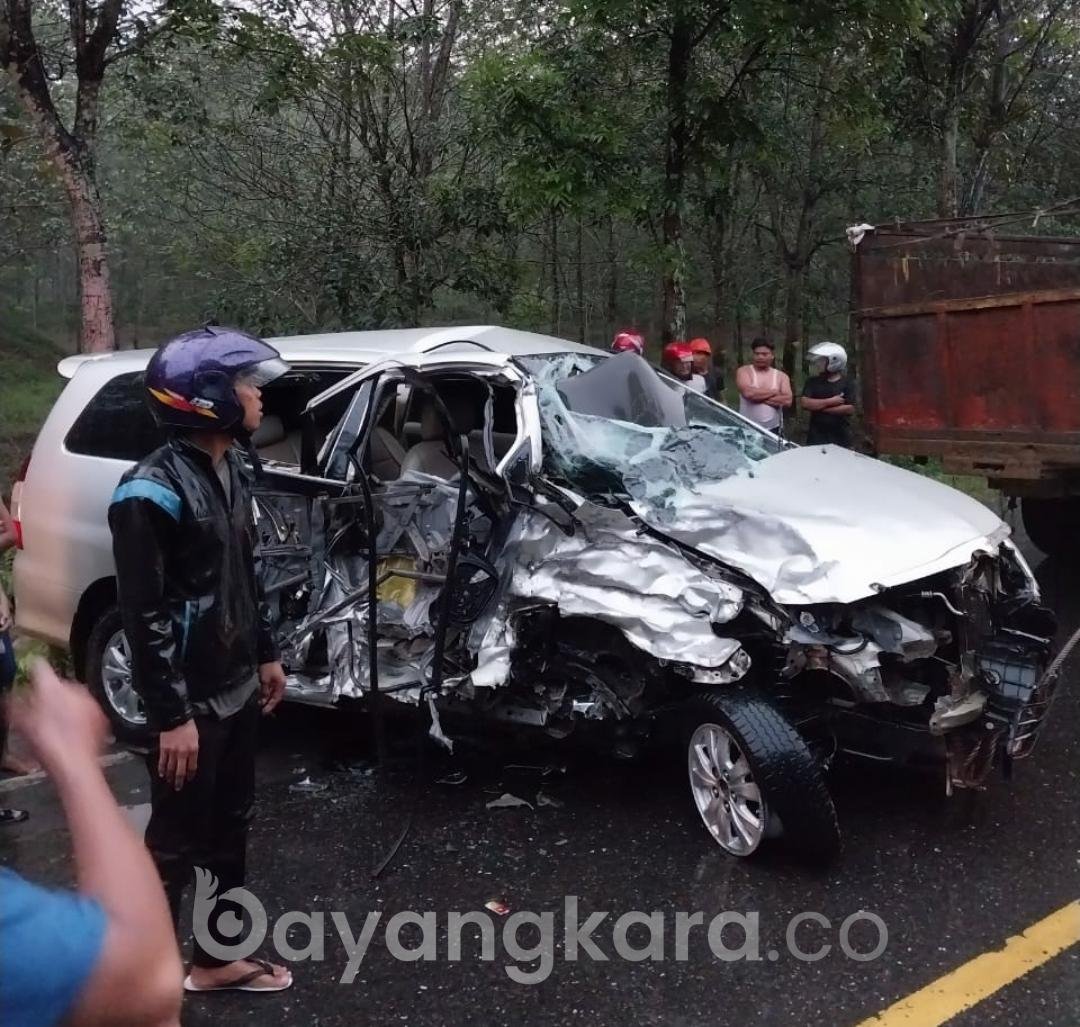 Mobil Boks Versus Innova, Plt Kadis Peternakan Labuhanbatu Tewas dalam Kecelakaan Tersebut. 