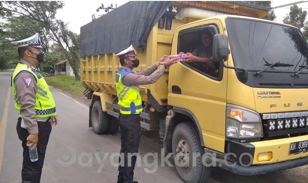 Peduli Dampak Penyesuaian Kenaikan BBM, Satlantas Polres Kapuas Bagi Nasi Kotak ke Pengguna Jalan