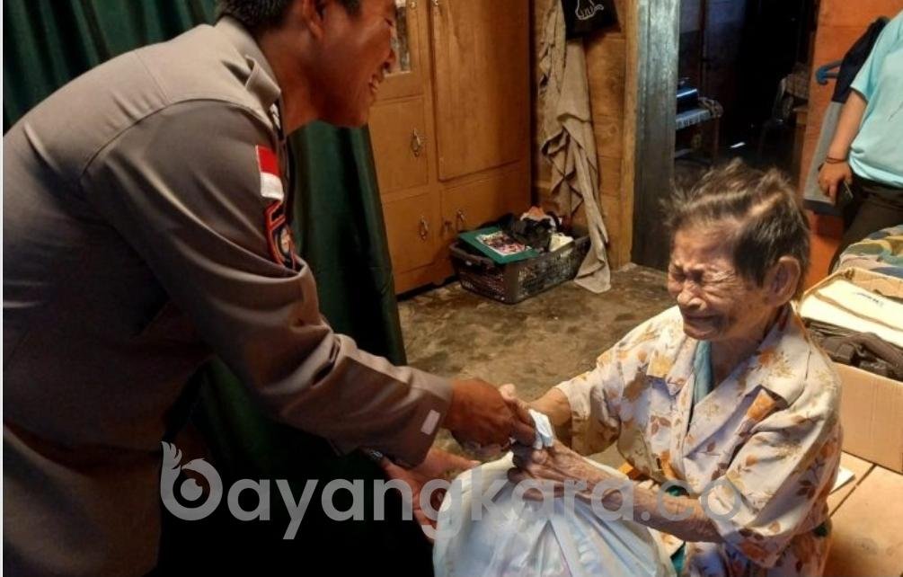 POLSEK LAHEWA BERIKAN BANTUAN TALI ASIH KEPADA MASYRAKAT KURANG MAMPU