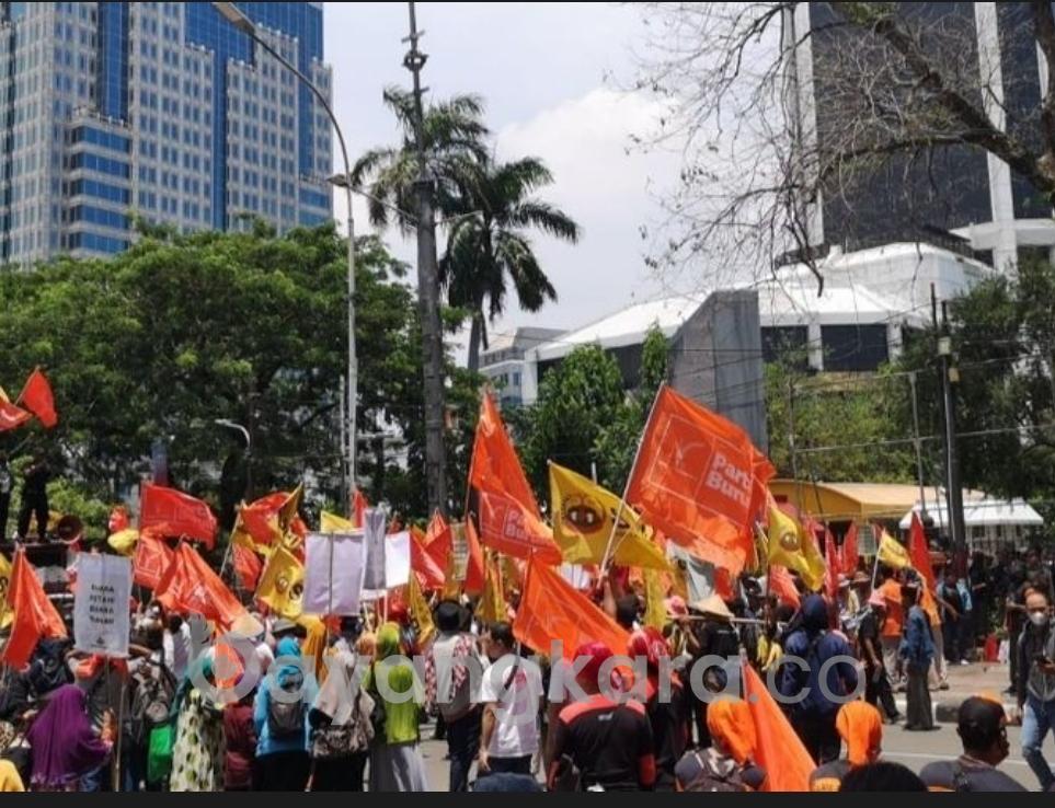 SARIKAT PETANI AKSI DEMO DI PATUNG KUDA MENUNUTUT JANJI JOKOWI SOAL 9 JUTA HEKTER TANAH