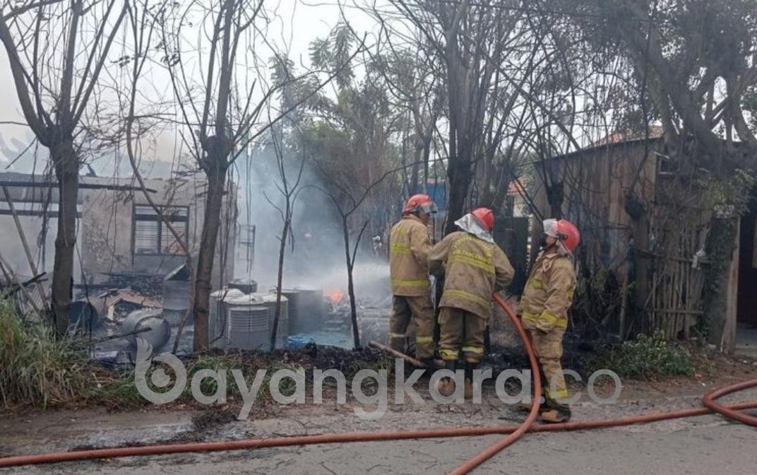 GUDANG TINER TERBAKAR DI TELUKNAGA SATU ORANG TERLUKA