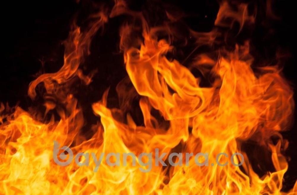 RUMAH KAKEK DI MAJALENGKA DI BAKAR ANAKNYA SEDNDIRI PELAKU  DI SEBUT ALAMI GANGUAN JIWA