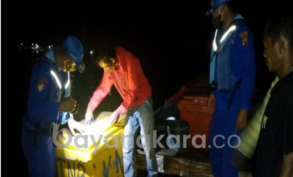 Pulang Melaut Kapal Nelayan Yang Bernama KM. Safri di Hentikan Personil Satpolair Polres TanjungbaIai Saat Melaksanakan Patroli Perairan Guna Pemeriksaan
