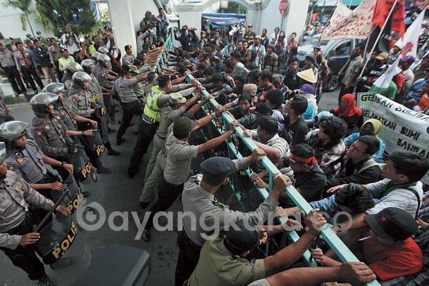 AKSI DEMO MAHASIWA DI BUNDARAN PATUNG KUDA MENYAMPAIKN  TUJUH TUNTUTAN