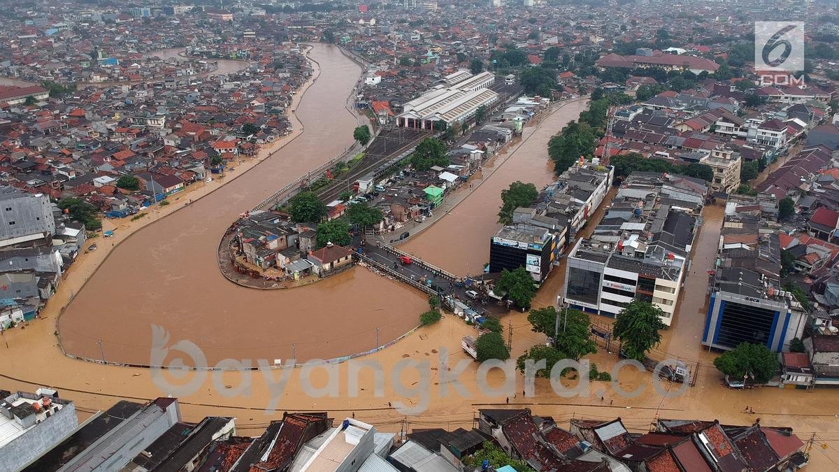 AKiBAT LUAPAN KALI CILIWUNG  68  RT  TERENDAM BANJIR DI JAKARTA