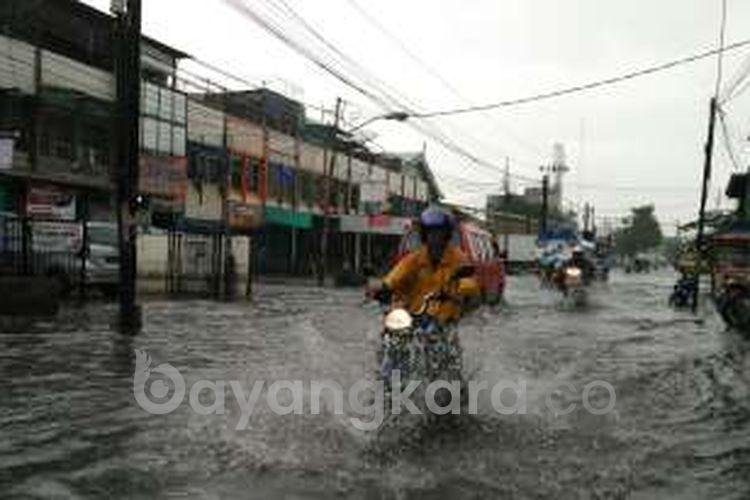 Depok Diguyur Hujan Deras,Jalan Cinere  Raya Tergenang