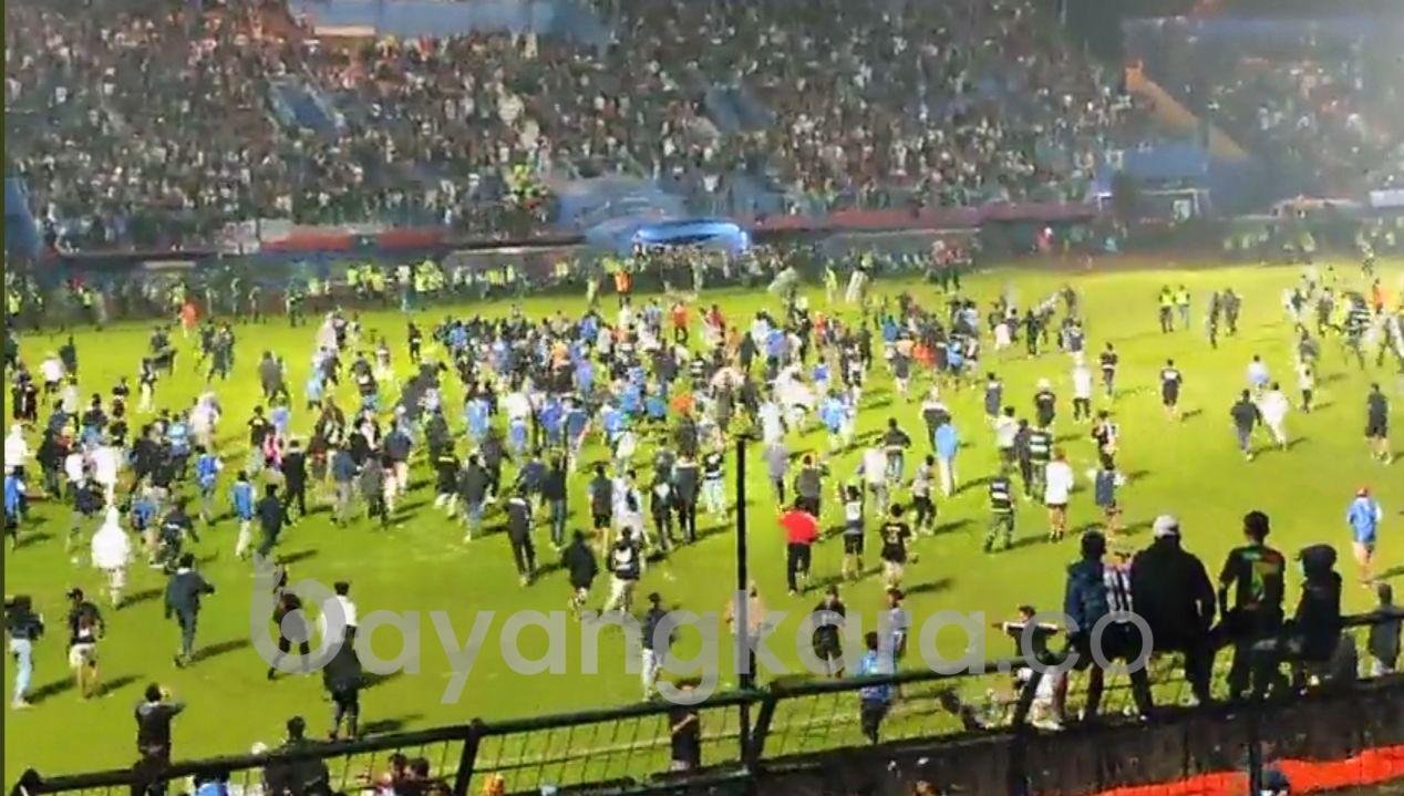 RUSUH LAGA AREMA VS PERSEBAYA, 129 ORANG TEWAS!!.