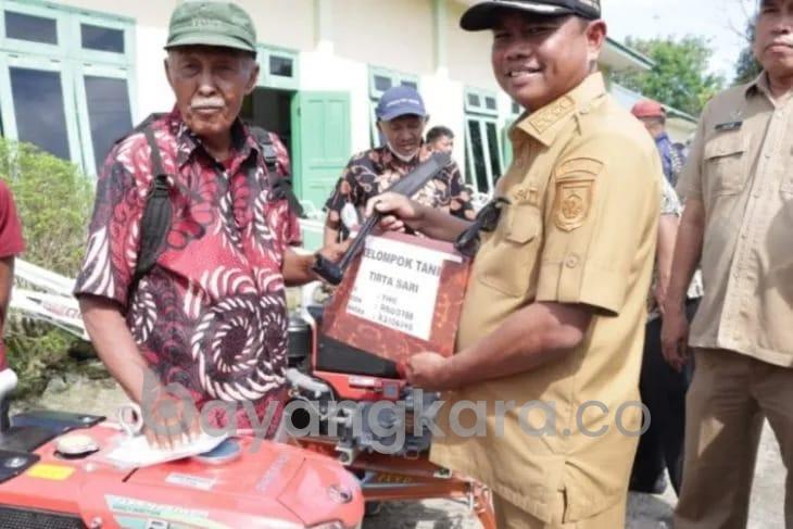 Pemkab Serdang Bedagai Berikan Bantuan Traktor Kepada Petani