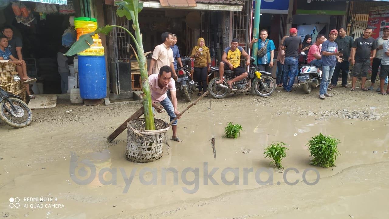 Masyarakat Protes, Mobil Pengangkut Sertu Diduga Overtonase Membuat Jalan Hancur.