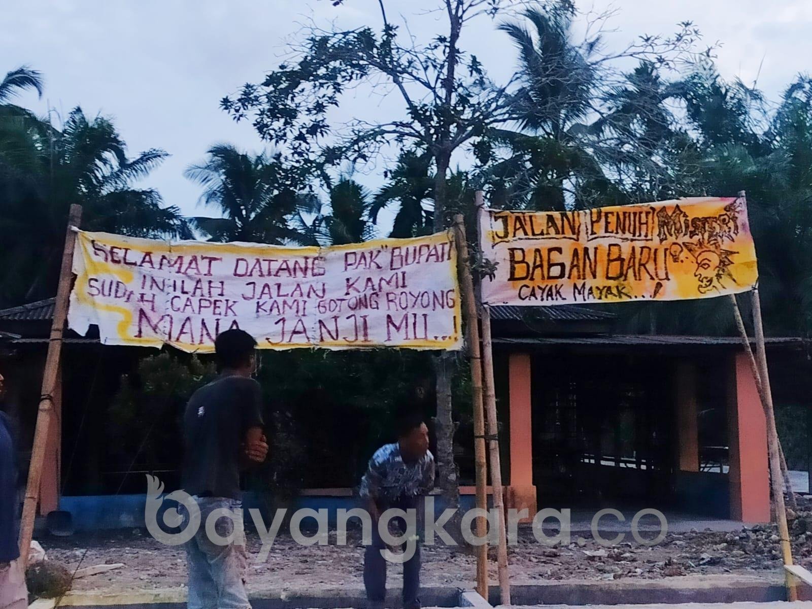 Nyentrik, Aksi Pemuda & Masyarakat Bagan Baru Kapal Merah Kritik Bupati Batu Bara Soal Infrastruktur Jalan Berlumpur.