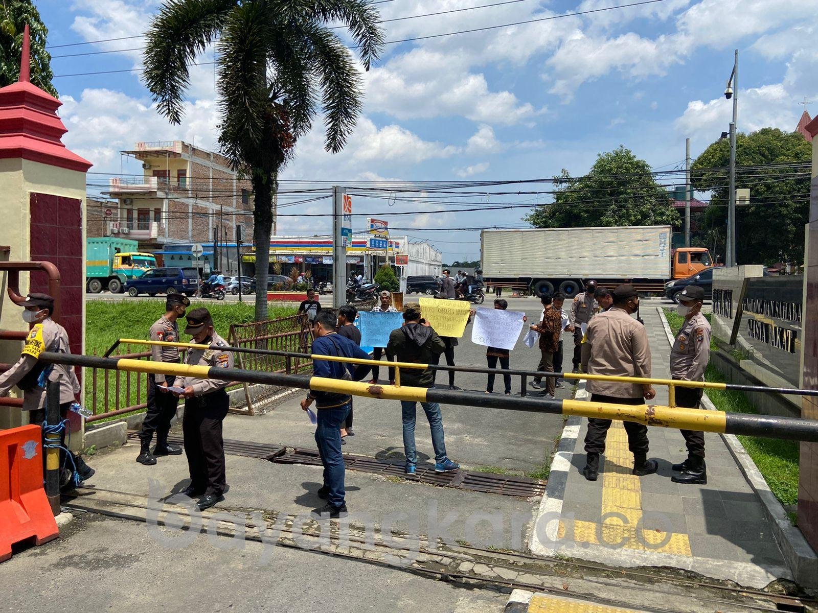 LKPM-SUMUT Datangi Mapolda Sumut Minta Kapolri Evaluasi Kinerja Polres Langkat. 