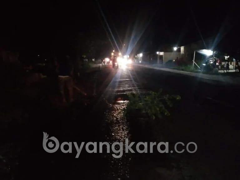 Gegara Lampu Jalan Tak Ada Seorang Ibu dan Dua Anaknya Terjatuh Setelah Menabrak Lubang