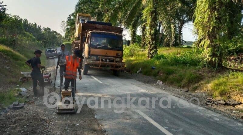 Akibat Dilintasi Kenderaan Over Tonase Lebih 30 Ton, Dinas PUPR Sergai Perbaiki Jalan Rusak