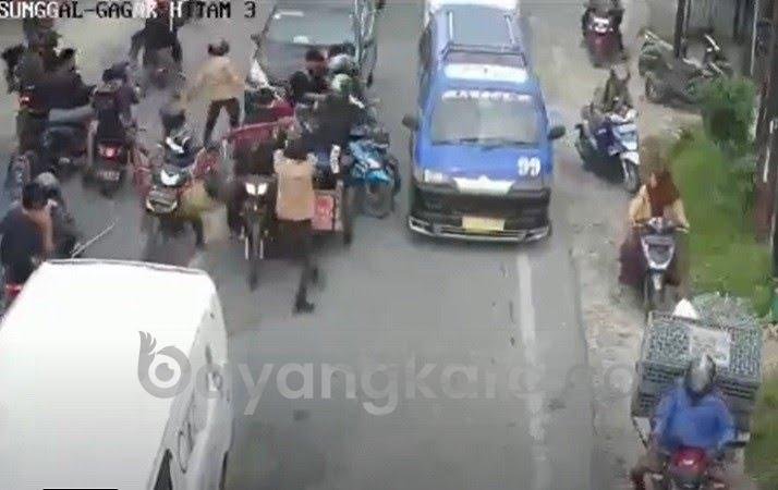 Aksi Brutal Geng Motor Beraksi Disiang Hari. Merampas 2 Motor Remaja Melintas, Medan Sumatera Utara. 
