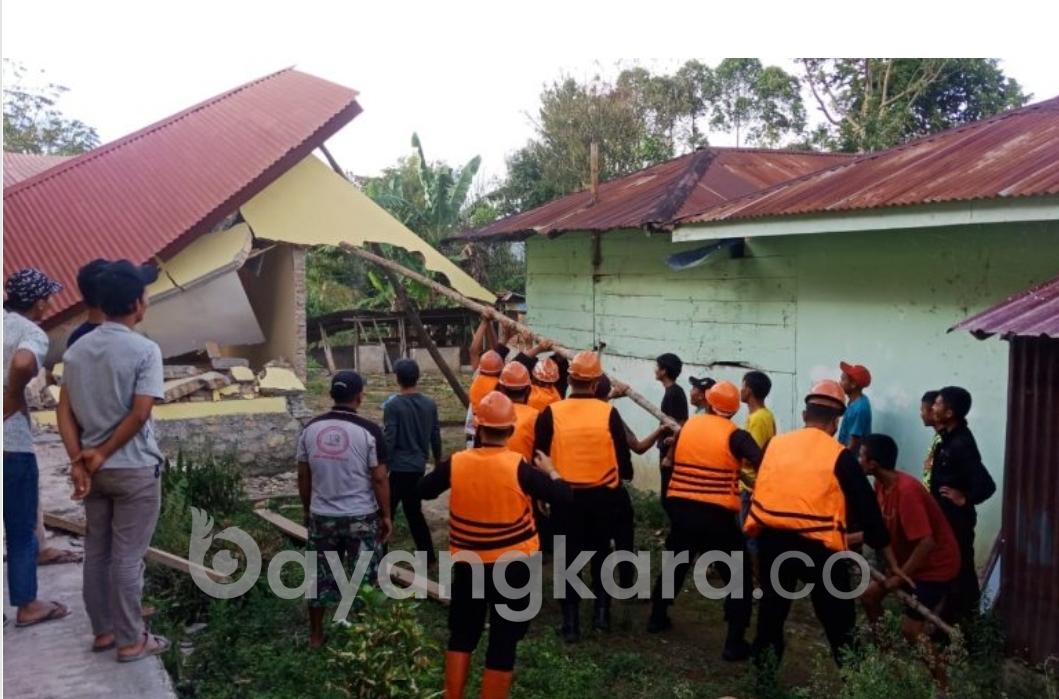 Quick Respon, Brimob Poldasu Bantu Warga Terdampak Gempa di Taput