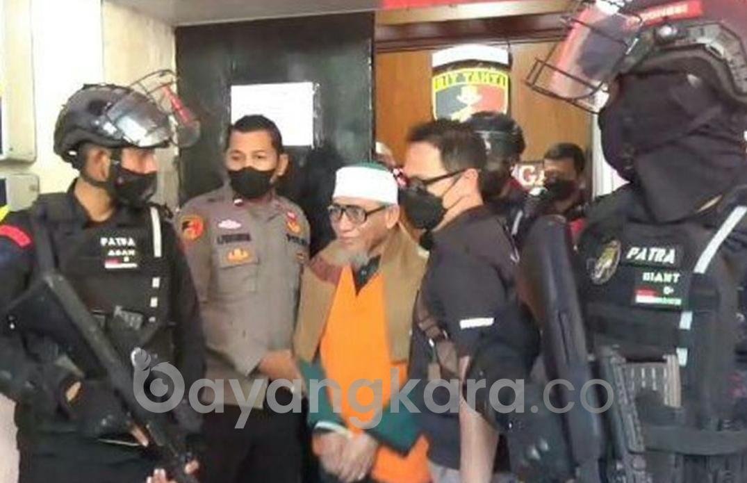 Diserahkan ke Kejari Bekasi, Pemimpin Khilafatul Muslimin Ucapkan Takbir