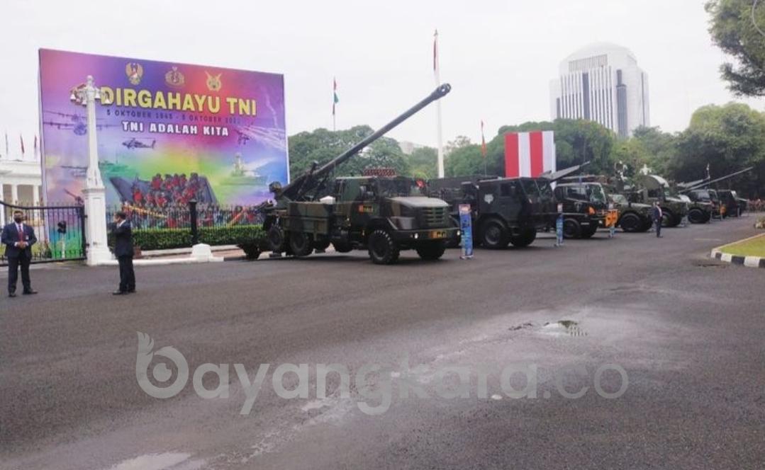 HUT KE -77 TNI,SEJUMLAH ALUtSISTA TEMBAK DI PAMERKAN DEPAN ISATANA MERDEKA