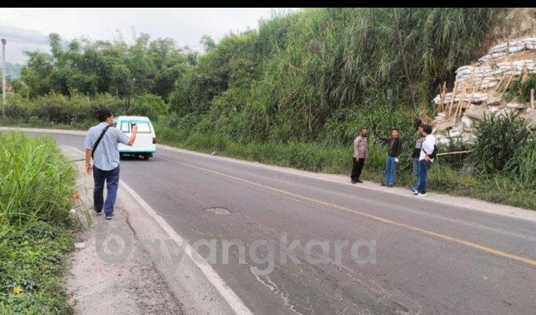 Pakaian Berbaju Loreng TNI Rampas Motor Plajar  Di Brastagi