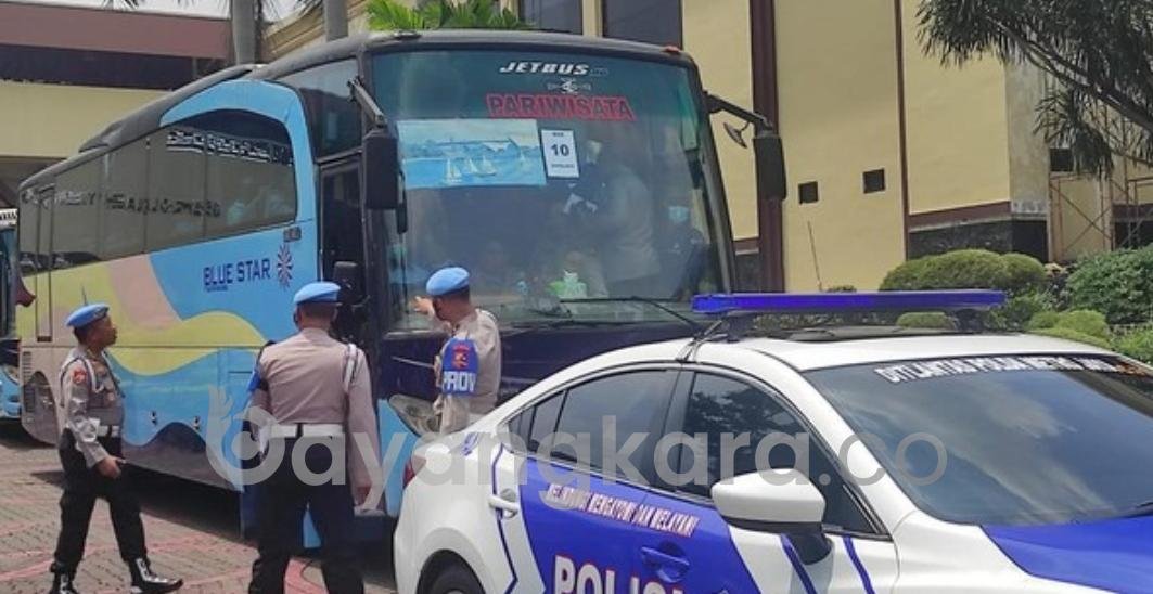 Pejabat Polisi Naik Bus dari PTIK untuk Menghadap Jokowi di Istana