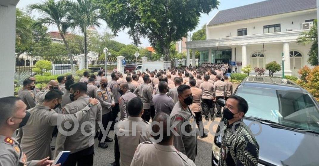 MOMEN PEJABAT POLISI BERBARIS ANTRE MASUK KE ISTANA NEGARA
