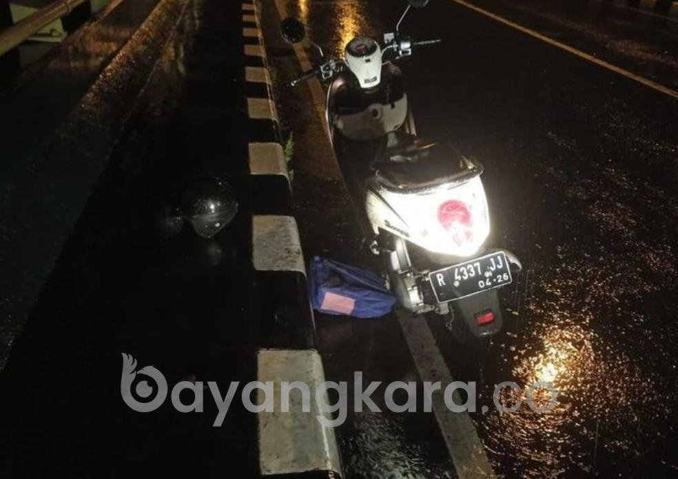 MOTOR SCOOPY DAN TAS BERISI KAIN KAFAN TAK BERTUAN DI TEMUKAN JEMBATAN SRANDAKAN