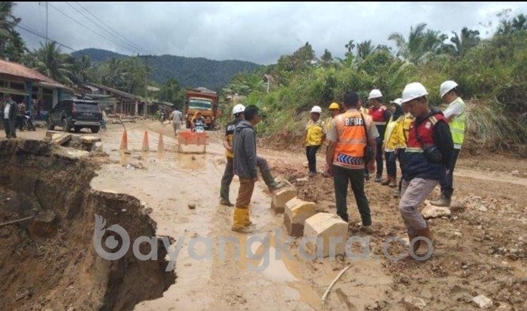 JALAN PENGHUBUNG SUMATERA ACEH RUSAK PARAH