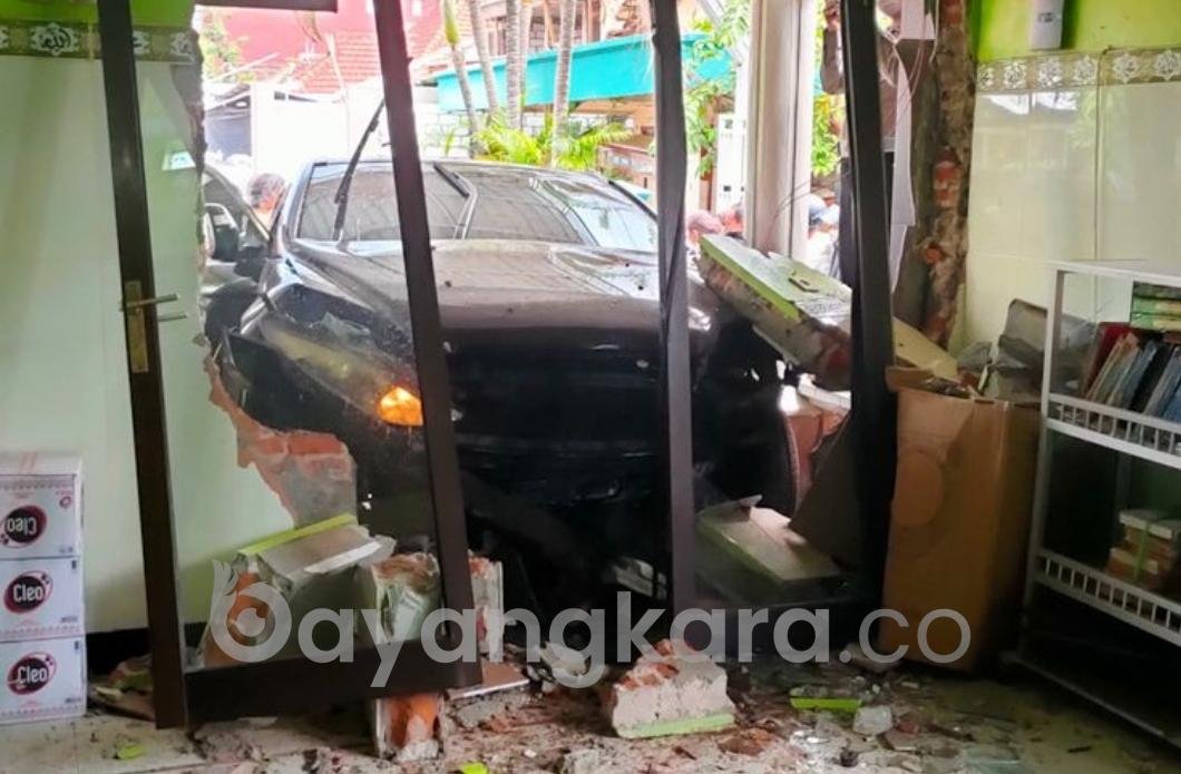 Honda CR-V Tabrak Pintu Depan Mushala  Pengemudi Tewas Di Tempat
