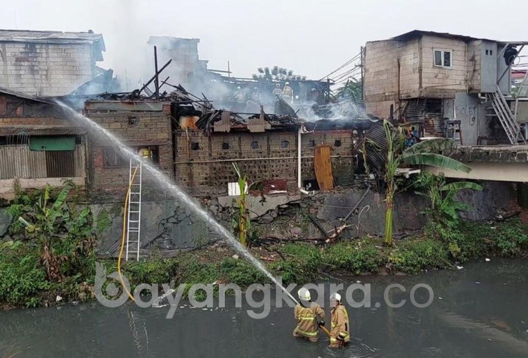 7 Rumah Warga di Kemanggisan Kebakaran, 60 Personel Dikerahkan Ke Lokasi.