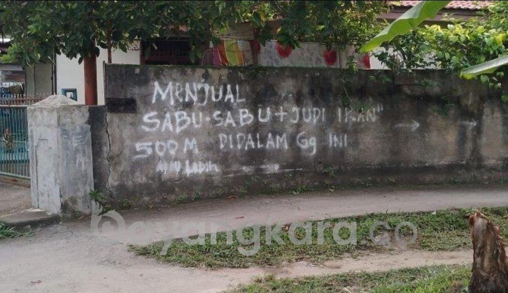 Warga Di Marelan Tulis Di Tembok, Beri Tahu Tempatnya Ada Penjualan Sabu dan Judi Ikan