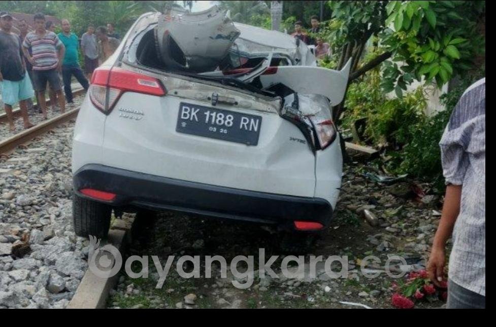 Dihantam Kereta Api Sri Lelawangsa, Honda HRV Putih Ringsek