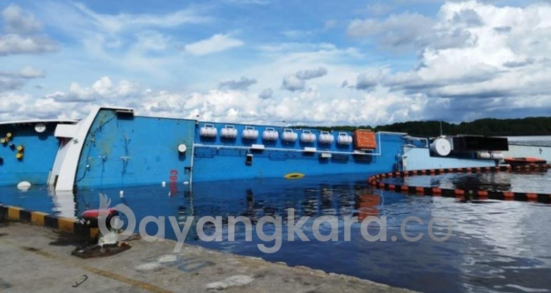 Kapal KM Satya Kencana III Karam di Kalteng saat Turunkan Muatan.