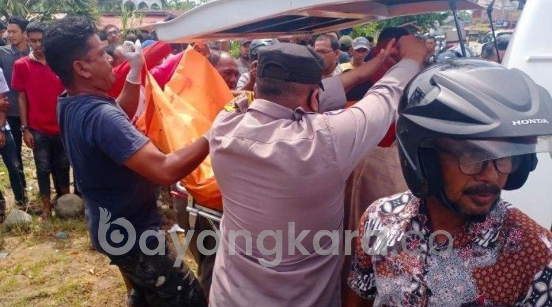 USAI BELI EMAS SUAMI ISTRI MENINGGAL DI TABRAK MOBIL PAJERO