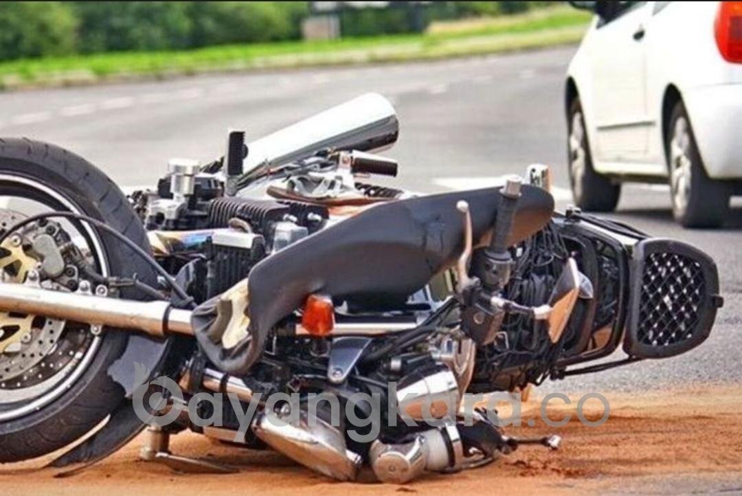 ANAK USIA 12 TAHUN KENDARAI SEPEDA MOTOR TEWAS USAI GAGAL SALIP DUMTRUK DAN TERJATUH