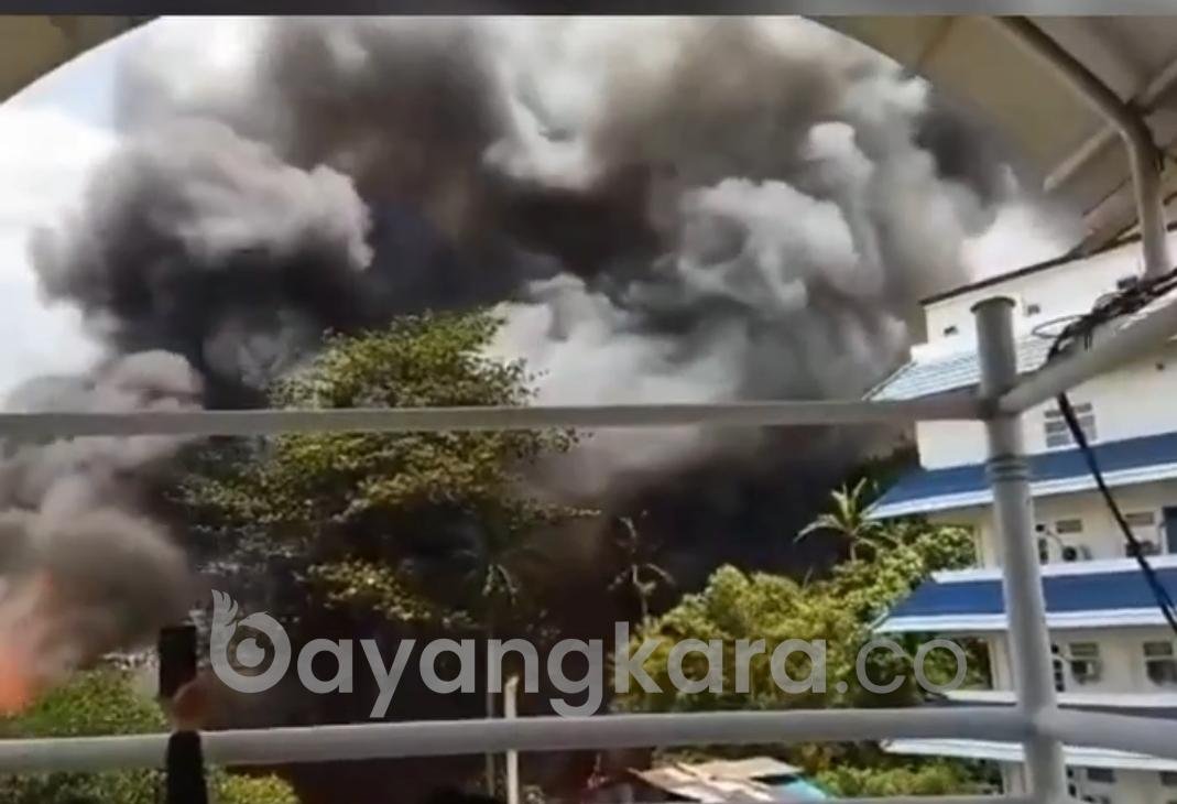 Akibat kebakaran di kebayuran lama arus lalu lintas dari arah Palmerah menuju Permata Hijau atau Kebayoran Lama dialihkan