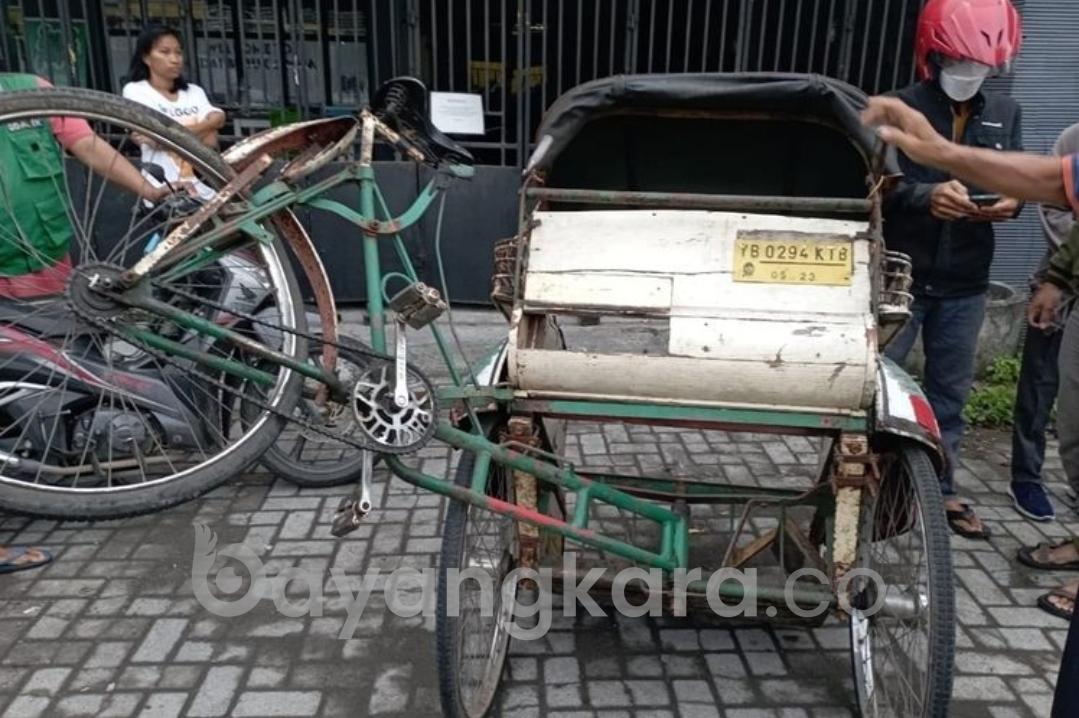 KAKEK USIA(75) PENGEMUDI BECAK DAYUNG TEWAS DI TABRAK TRUK