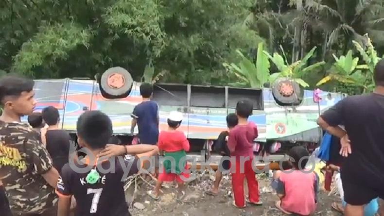 Bus Rombongan Santri Terjun Ke Jurang. 