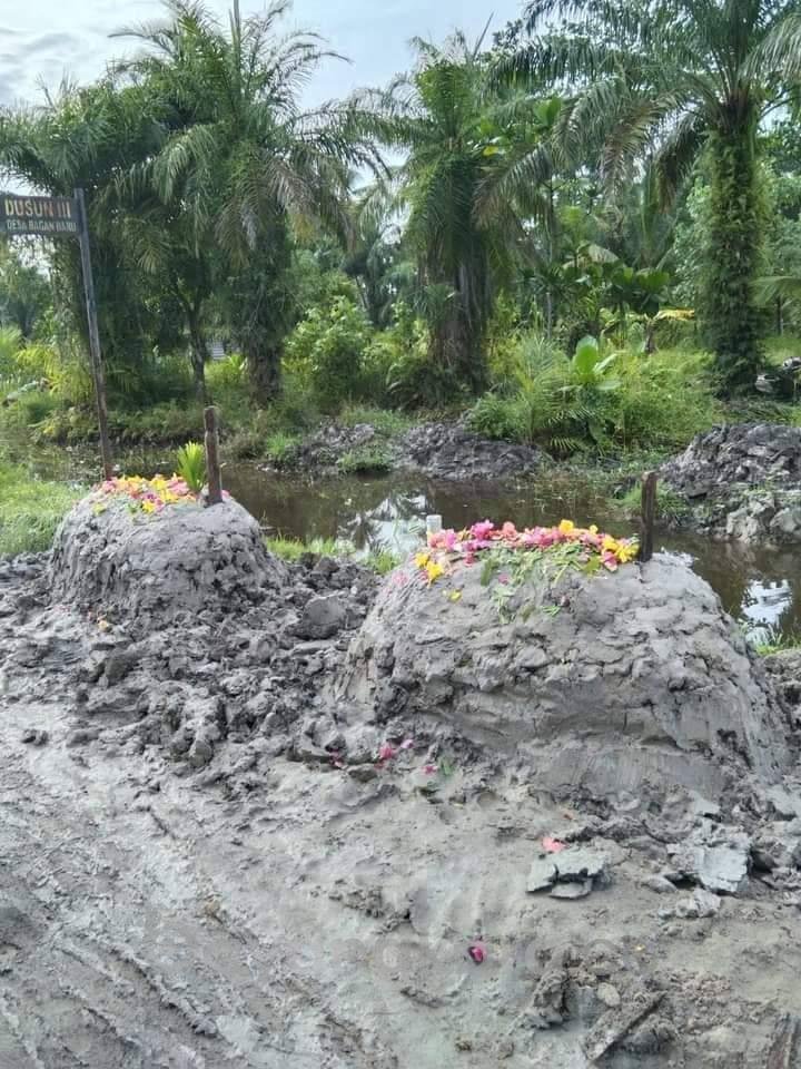Bentuk Kekesalan Masyarakat Terhadap Jalan Yang Rusak Parah, Pemuda Mengatasnamakan “Korban Janji Palsu Zahir” Bangun 17 Kuburan Di Jalan. 