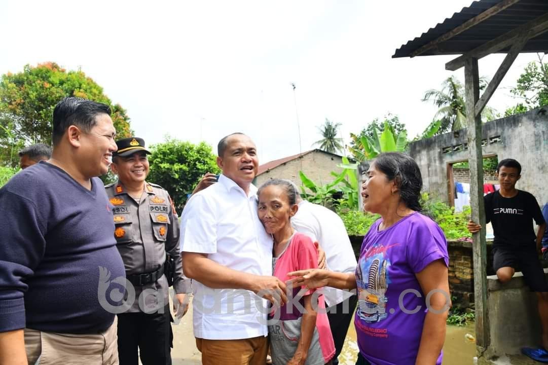 Bupati Batu Bara, Kapolres Batu Bara Tinjau Lokasi Banjir Serta Memberi Bantuan Kepada Terkena Musibah.