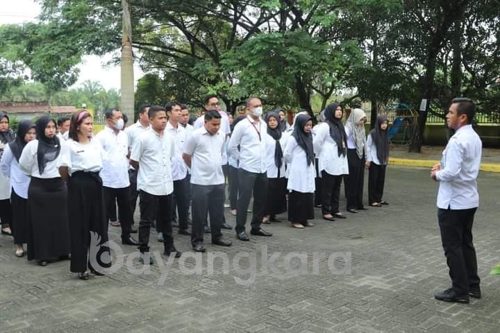 Wakil Bupati H. LABURA Memberikan Bimbingan dan Arahan Pada Apel Pagi di Kantor Disdukcapil
