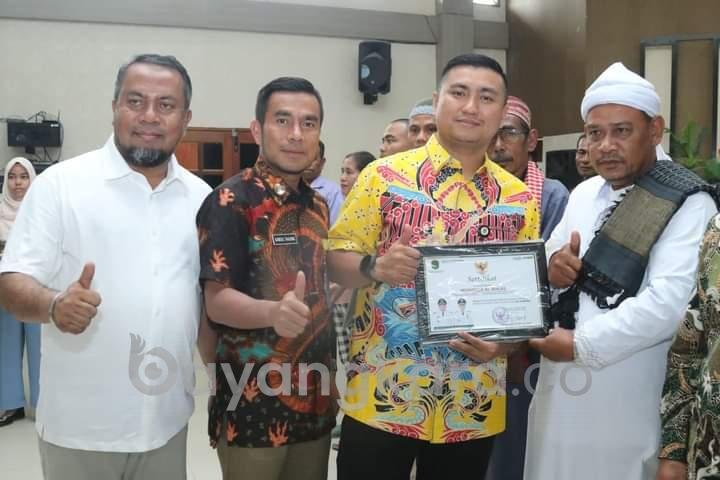 Bupati Labura Serahkan Bantuan Dana Hibah Untuk Masjid, Mushola Dan Gereja.