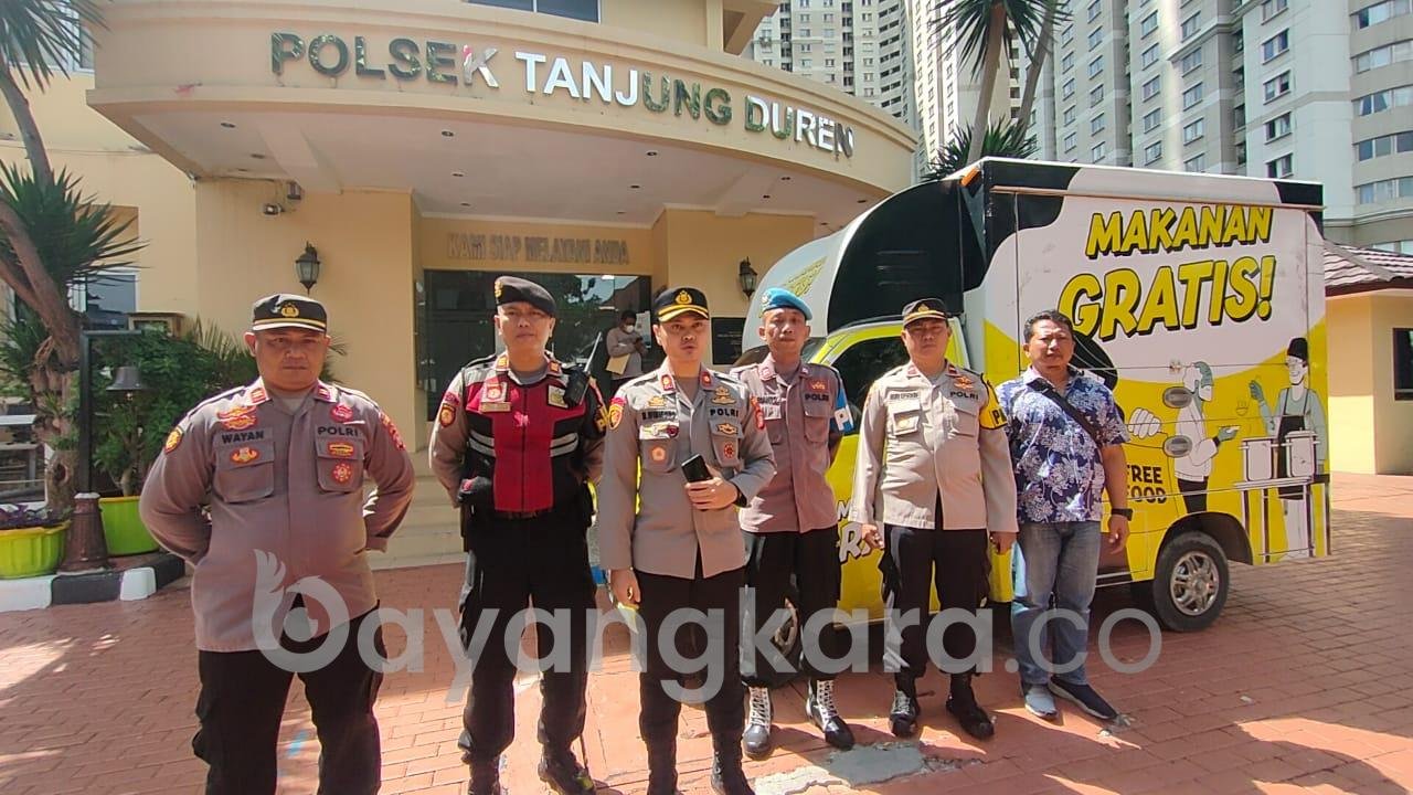 Kapolsek Tanjung Duren Kompol Muharram Wibisono Adi Mimpin Giat Jumat Berkah.