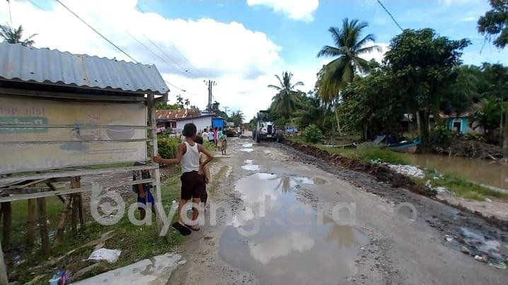 Masyarakat Desa Benteng Meminta Perhatian Pemkab Batu Bara Untuk Akses Jalan Mereka Yang Rusak Parah.