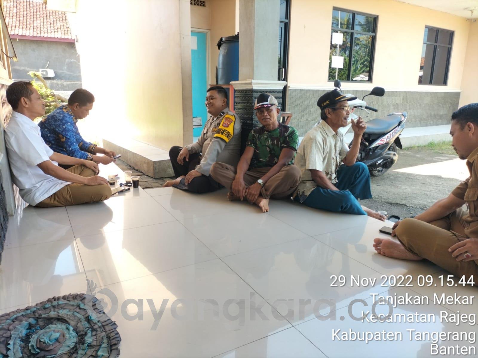 Bhabinkamtibmas Desa Tanjakan Mekar Giat Sambang Staf Desa Dalam Program “Yuk Ngopi Wae”.