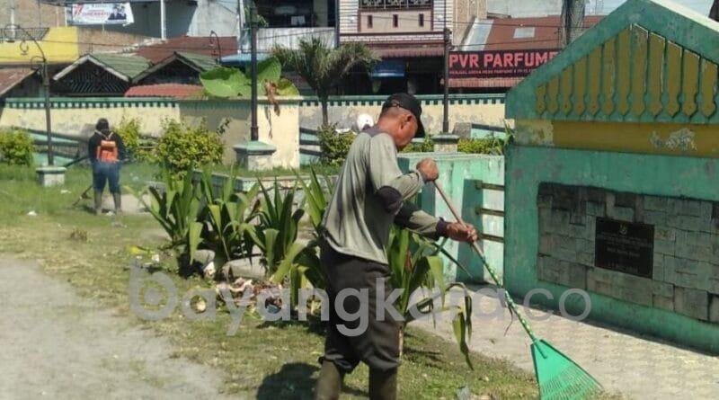 Dinas Perkim Sergai Giat Gotong Royong Bersihkan Areal Taman dan Fasilitas Umum.